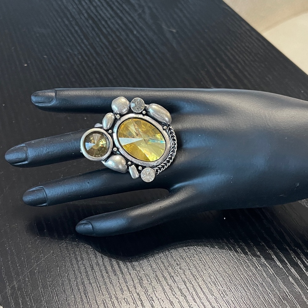 Elegant Silver and Yellow Gemstone Stretch Ring